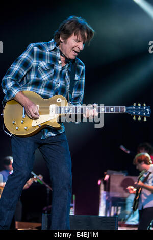 Milan Italie. 07Th Juillet 2014. Le musicien compositeur et guitariste américain John Fogerty mieux connu comme le chanteur et guitariste du groupe Creedence Clearwater Revival effectue live au Ippodromo del Galoppo au cours de la 'City Sound Milano' Credit : Rodolfo Sassano/Alamy Live News Banque D'Images