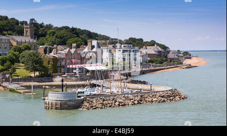 Vue générale du Royal Yacht Squadron à Cowes (île de Wight, le long d'une journée d'été. Banque D'Images