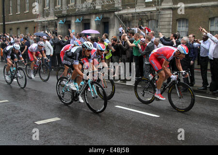 Matteo Trentin de Omega Pharma Quick-Step (no. 79) et Luca Paolini (24) et Gatis Smukulis (27) de l'équipe Katusha race à Londres Banque D'Images