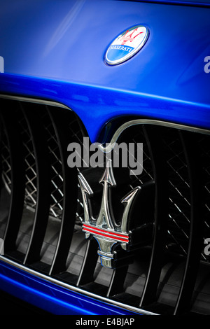 2014 Maserati Grancabrio MC grill et insignes de capot. Goodwood Festival of Speed, Sussex, UK Banque D'Images