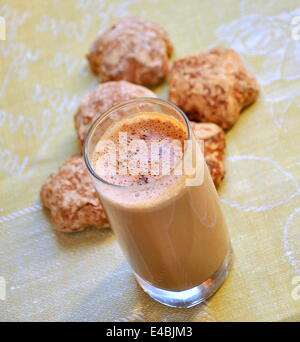 Une délicieuse boisson au chocolat avec des biscuits Banque D'Images