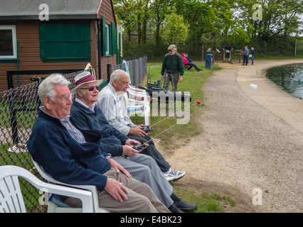 Hommes matures se reposent au Yacht Club Radio du parc Poole, Dorset, England, UK Banque D'Images