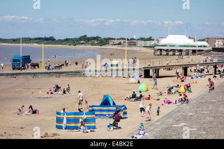 Les gens sur la plage bénéficiant d'été à Weston-super-mare, Somerset, England, UK Banque D'Images