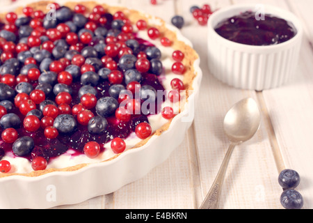 Petits fruits frais cueillis sur la tarte.focus sélectif à l'avant les petits fruits Banque D'Images