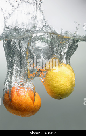 Les fruits et légumes frais natation Banque D'Images