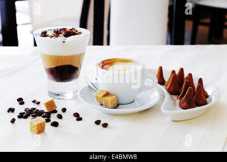 Du café et des bonbons sur le tableau blanc de sueur Banque D'Images