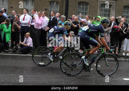 John Gadret (no. 13) et Ruben Plaza Molina (no. 17) de Movistar prendre part à l'étape 3 du Tour de France de 2014 à Londres Banque D'Images