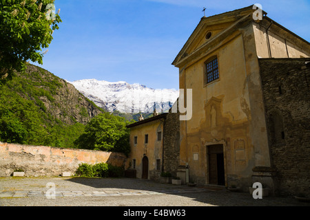 La cour de l'Abbazia di Novalesa dans la vallée de Susa, Piémont, Italie. Banque D'Images