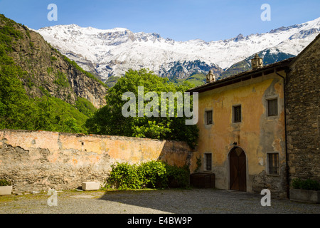 La cour de l'Abbaye de Novalesa dans la vallée de Suse, en Italie. Banque D'Images