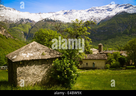 Les remparts, y compris le monastère de Novalesa dans la vallée de Susa, Piémont, Italie. Banque D'Images