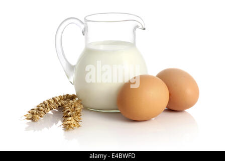 Lait frais, graines de blé et de deux œufs Banque D'Images