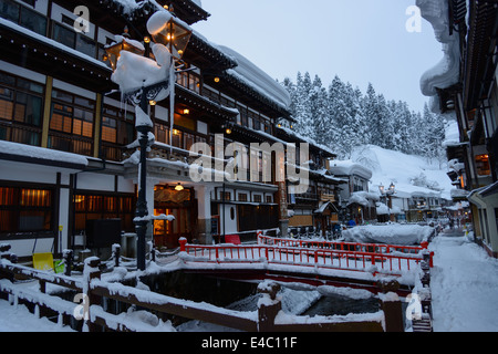 Quartier historique de Ginzan-onsen en hiver Banque D'Images