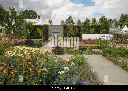 Le Palais de Hampton Court, Surrey UK. 7 juillet 2014. Un jardin à Hampton RHS Hampton Court Palace Flower Show sur Appuyez sur Jour. Le spectacle se déroule du 8 au 13 juillet. Credit : Malcolm Park editorial/Alamy Live News. Banque D'Images