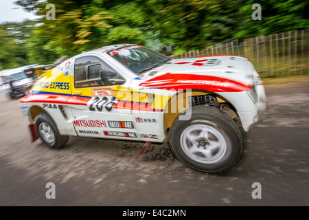 1996 Mitsubishi Pajero T3 prototype avec chauffeur Bernard Maingret quitte le paddock. 2014 Goodwood Festival of Speed, Sussex, UK Banque D'Images