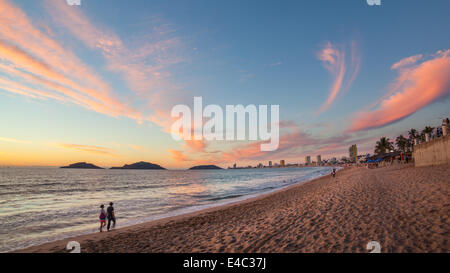 Quelques balades le long de la plage au crépuscule de Mazatlán, Sinaloa, Mexique. Banque D'Images