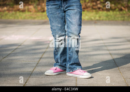 Girl standing on sidewalk, Munich, Bavière, Allemagne Banque D'Images