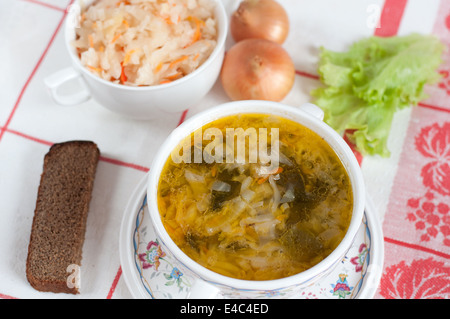 Première shchi aigre choucroute chou chaud salé Produits alimentaires Pain de seigle oignons assiette soupière plat national traditionnel russe Banque D'Images