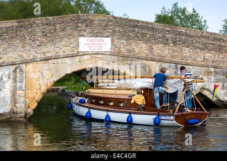 Potter heigham yacht passant sous bridge Norfolk Broads Angleterre UK Banque D'Images