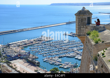 Vue de la ville et le port, le château de Santa Bárbara, Alicante, Costa Blanca, Alicante Province, Royaume d'Espagne Banque D'Images