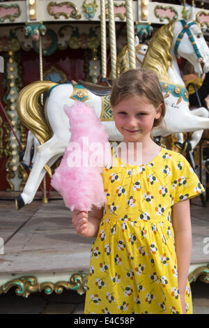 Girl eating Candy Floss, Le Touquet, Pas-de-Calais, France Banque D'Images