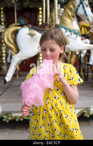 Girl eating Candy Floss, Le Touquet, Pas-de-Calais, France Banque D'Images