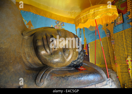 Bouddha couché situé dans un temple au sommet du Phnom Kulen Banque D'Images