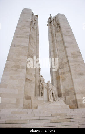 Les deux pylônes blanc du monument commémoratif du Canada à Vimy dédié à la mémoire des soldats de la Force expéditionnaire du Canada Banque D'Images