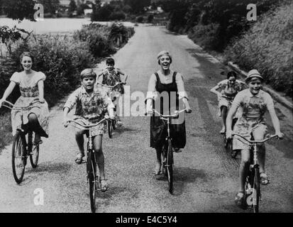 Julie Andrews et les enfants, sur-ensemble du film, 'The Sound of Music', 1965 Banque D'Images