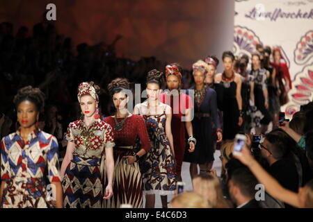 Berlin, Allemagne. 8 juillet 2014. Les modèles de Lena Hoschek creations lors de la Mercedes-Benz Fashion Week Berlin Printemps/été 2015. Credit : Simone Kuhlmey/Pacific Press/Alamy Live News Banque D'Images