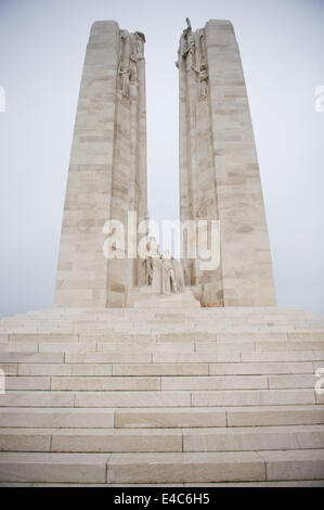 Les deux pylônes blanc du monument commémoratif du Canada à Vimy dédié à la mémoire des soldats de la Force expéditionnaire du Canada Banque D'Images