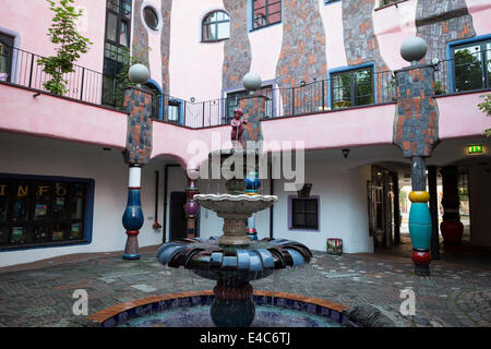 Le bâtiment 'Hunderwasser Citadelle verte' à Magdeburg (Allemagne) avec une fontaine en face Banque D'Images