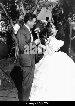 Le producteur David O. Selznick présentant Vivien Leigh avec fleurs sur-ensemble de la Film 'Autant en emporte le vent', 1939 Banque D'Images