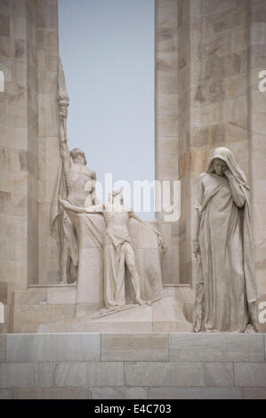 Un détail du centre des deux pylônes blanc du monument commémoratif du Canada à Vimy Banque D'Images