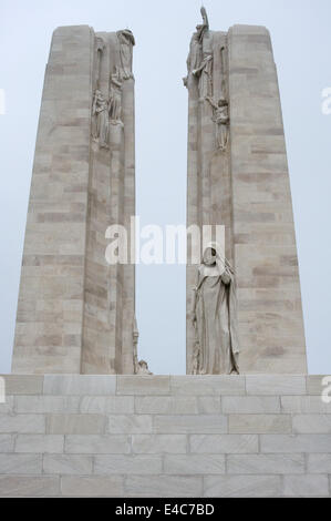 Les deux pylônes blanc du monument commémoratif du Canada à Vimy dédié à la mémoire des membres de la Force expéditionnaire du Canada Banque D'Images