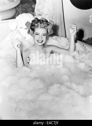 Gloria DeHaven, actrice, Portrait dans la baignoire avec mousse, vers 1944 Banque D'Images