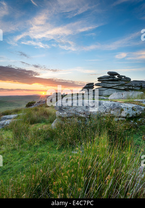 Coucher du soleil à l'Cheeswring un granit tor sur Bodmin Moor en Cornouailles Banque D'Images