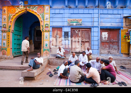 Les hommes jouent aux cartes dans la rue, Jodhpur, Rajasthan, India Banque D'Images