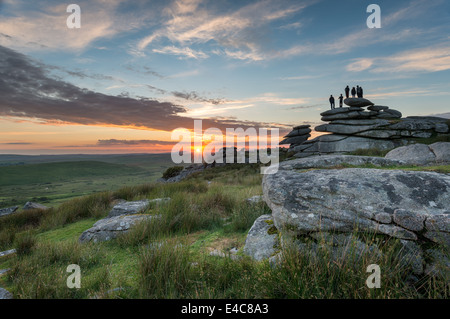 Coucher du soleil à l'Cheeswring un granit tor sur Bodmin Moor en Cornouailles Banque D'Images