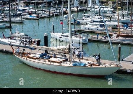 Yachts dans la marina à Cowes, sur l'île de Wight, Angleterre. Banque D'Images