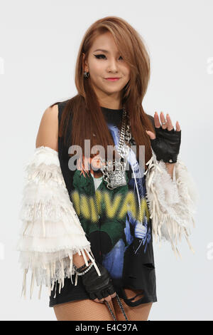 Paris, France. 8 juillet, 2014. La chanteuse pop South-Korean Lee Chae-rin alias CL assiste à la présentation de Chanel collection automne/hiver 2014/2015 lors de la Paris fashion week Haute Couture, à Paris, France, 8 juillet 2014. Défilés de Haute Couture de Paris jusqu'à ce 9 juillet 2014. Photo : Hendrik Ballhausen AUCUN SERVICE DE FIL/dpa/Alamy Live News Banque D'Images
