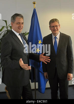 Bruxelles, Belgique. 7 juillet, 2014. Le ministre tchèque de la législation, les droits de l'homme et de l'égalité des chances Jiri Dienstbier (à gauche) rencontre le commissaire européen pour l'Emploi, affaires sociales et inclusion Laszlo Andor à Bruxelles, Belgique, 7 juillet 2014. © Jakub Dospiva/CTK Photo/Alamy Live News Banque D'Images