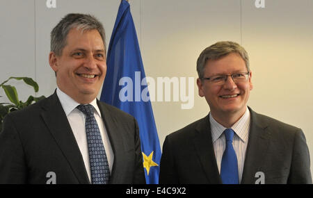 Bruxelles, Belgique. 7 juillet, 2014. Le ministre tchèque de la législation, les droits de l'homme et de l'égalité des chances Jiri Dienstbier (à gauche) rencontre le commissaire européen pour l'Emploi, affaires sociales et inclusion Laszlo Andor à Bruxelles, Belgique, 7 juillet 2014. © Jakub Dospiva/CTK Photo/Alamy Live News Banque D'Images