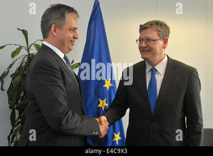 Bruxelles, Belgique. 7 juillet, 2014. Le ministre tchèque de la législation, les droits de l'homme et de l'égalité des chances Jiri Dienstbier (à gauche) rencontre le commissaire européen pour l'Emploi, affaires sociales et inclusion Laszlo Andor à Bruxelles, Belgique, 7 juillet 2014. © Jakub Dospiva/CTK Photo/Alamy Live News Banque D'Images