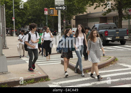 Après l'école à pied les élèves d'une école à charte dans le quartier Windsor Terrace, Brooklyn, New York. Banque D'Images