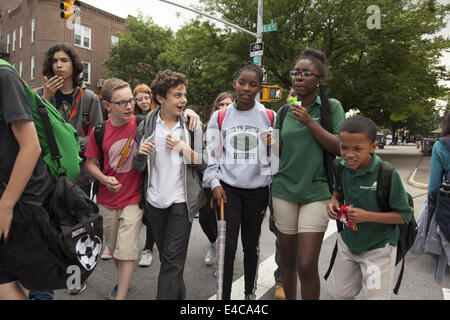 Après l'école à pied les élèves d'une école à charte dans le quartier Windsor Terrace, Brooklyn, New York. Banque D'Images
