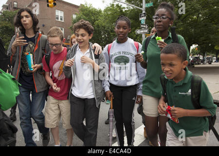 Après l'école à pied les élèves d'une école à charte dans le quartier Windsor Terrace, Brooklyn, New York. Banque D'Images