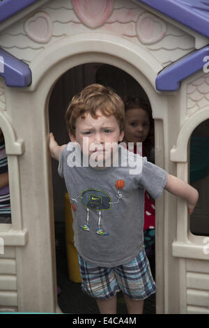 Les enfants sont "nous" l'école maternelle et early learning centre à Kensington, un quartier multiculturel dans Brooklyn, New York. Banque D'Images