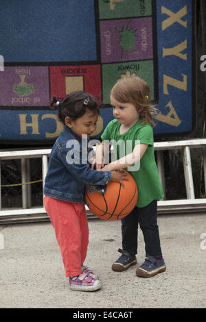 Les enfants sont "nous" l'école maternelle et early learning centre à Kensington, un quartier multiculturel dans Brooklyn, New York. Banque D'Images