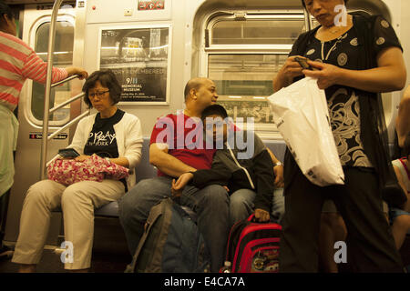 Les gens monter à New York City Subway train dans Brooklyn, New York. Banque D'Images