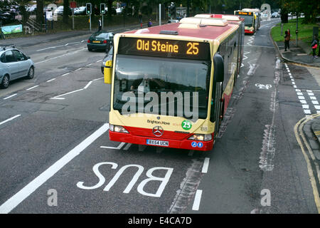 Deux bendy bus dans un bus lane sur Lewes Road, Brighton. Banque D'Images